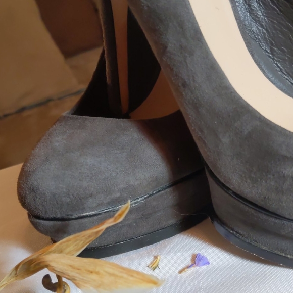 BCBGMAZRIA GRAY SUEDE PLATFORMS - Picture 2 of 12